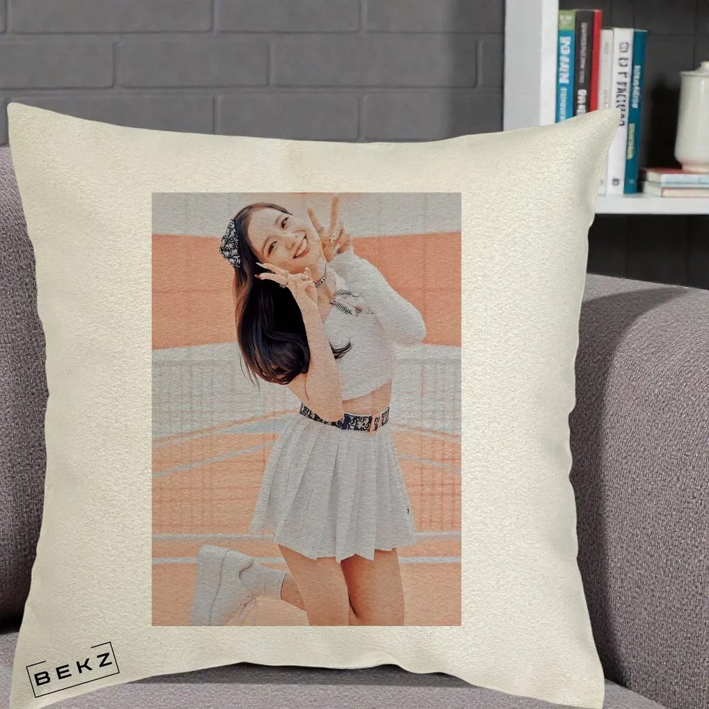 Perna Personalizata K-pop BLACKPINK Nayeon/Jisoo Tenis Alb, 40x40 cm, Ecru, Husa Detasabila, Perna Inclusa, BEKZ®