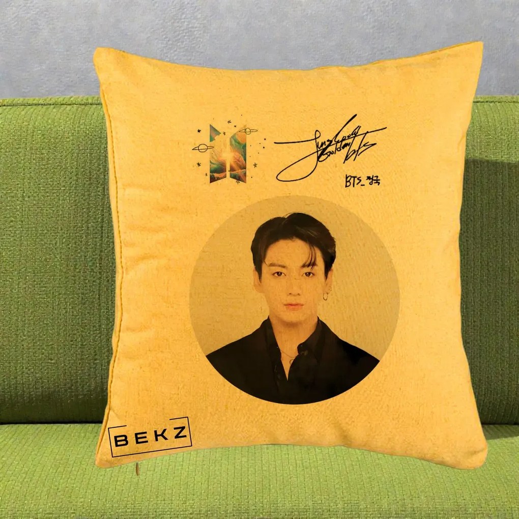 Perna Personalizata K-pop BTS Jungkook Portret cu Autograf, 40x40 cm, Galben, Husa Detasabila, Perna Inclusa, BEKZ®
