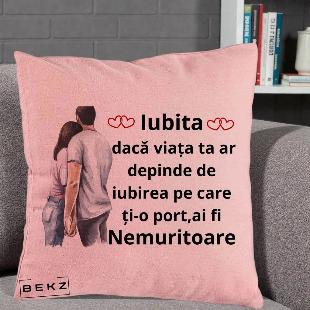 Cadou pentru Iubita - Perna Personalizata Iubita Nemuritoare cu Cuplu Acuarela Roz si Inimi, 40x40 cm, Roz, Husa Detasabila, Perna Inclusa, BEKZ®