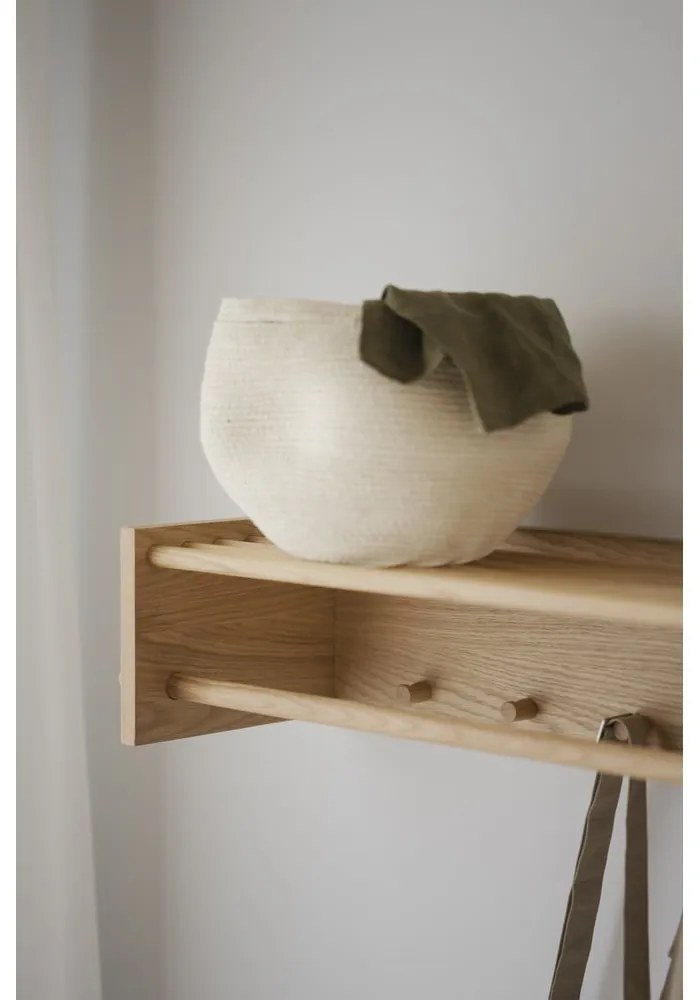 Cuier de perete în culoare naturală cu raft din lemn masiv de stejar Hillmond – Rowico