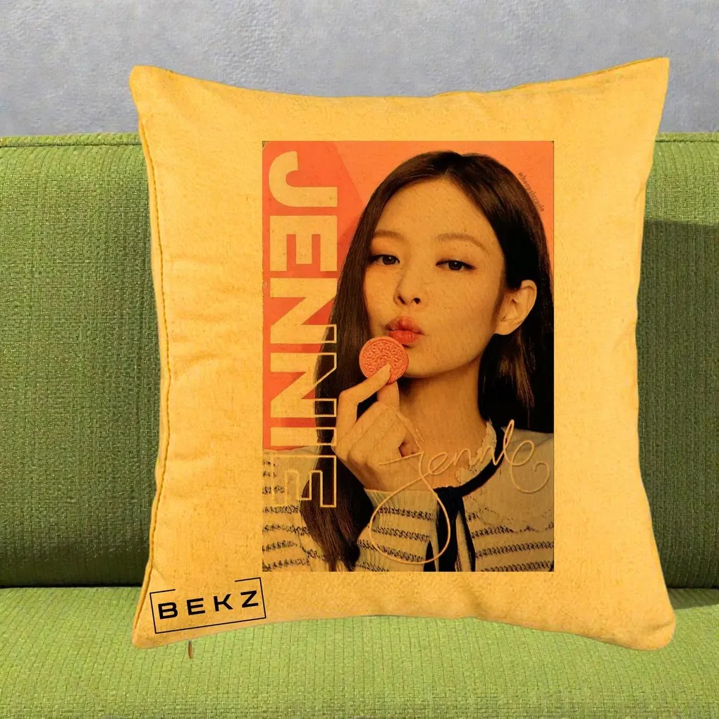 Perna Personalizata K-pop BLACKPINK Jennie cu Semnatura si Fond Roz, 40x40 cm, Galben, Husa Detasabila, Perna Inclusa, BEKZ®