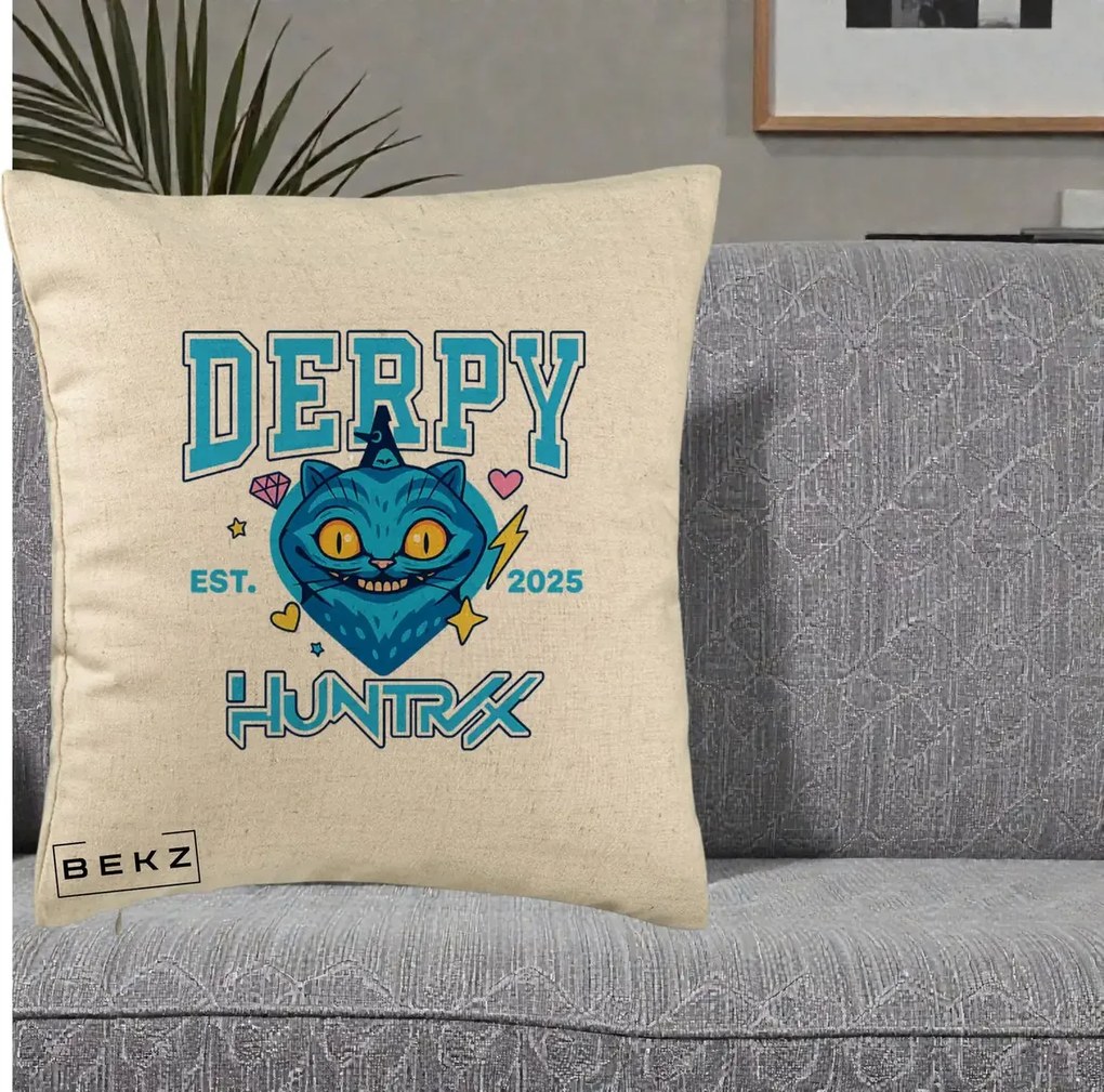 Perna Personalizata K-pop HUNTRX Derpy Pisica Albastra, 40x40 cm, Bej, Husa Detasabila, Perna Inclusa, BEKZ®