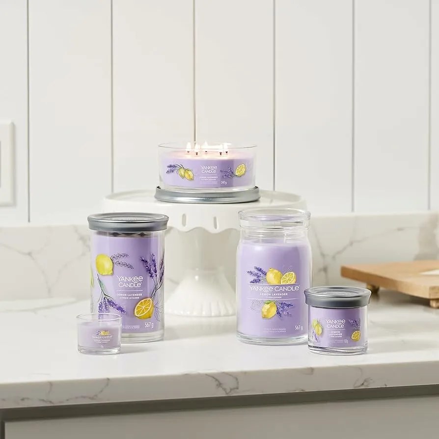Lumânare parfumată Yankee Candle Signature în borcan, medie, Lemon Lavender, 368 g, M