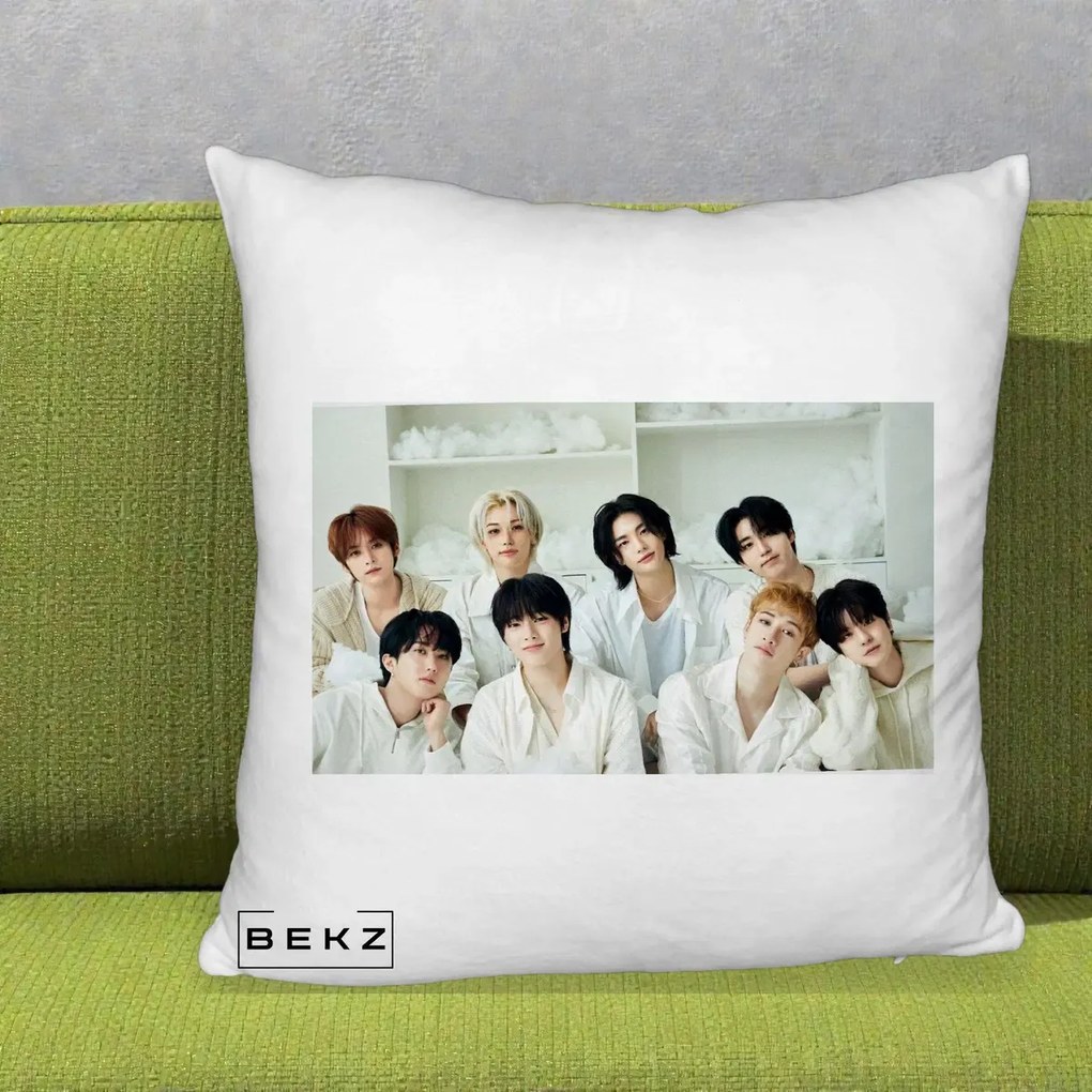 Perna Personalizata K-pop Stray Kids Foto Grup All-White Landscape, 40x40 cm, Alb Pufos, Husa Detasabila, Perna Inclusa, BEKZ®