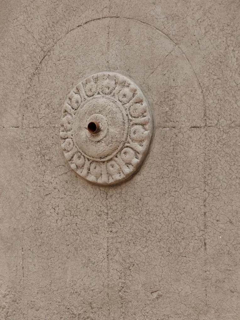 Fantana decorativa de gradina, din piatra si rasina, Aliena