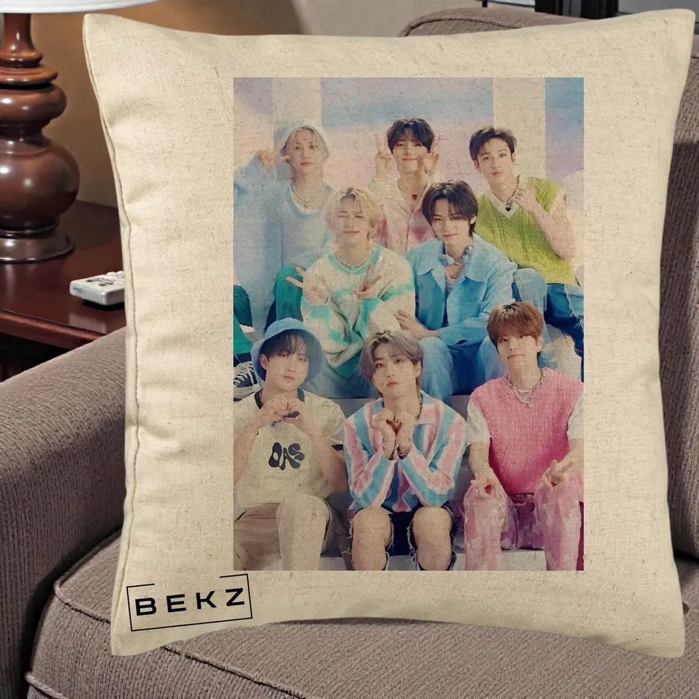 Perna Personalizata K-Pop Grup Foto Pasteluri cu 8 Artisti, 40x40 cm, Bej, Husa Detasabila, Perna Inclusa, BEKZ®