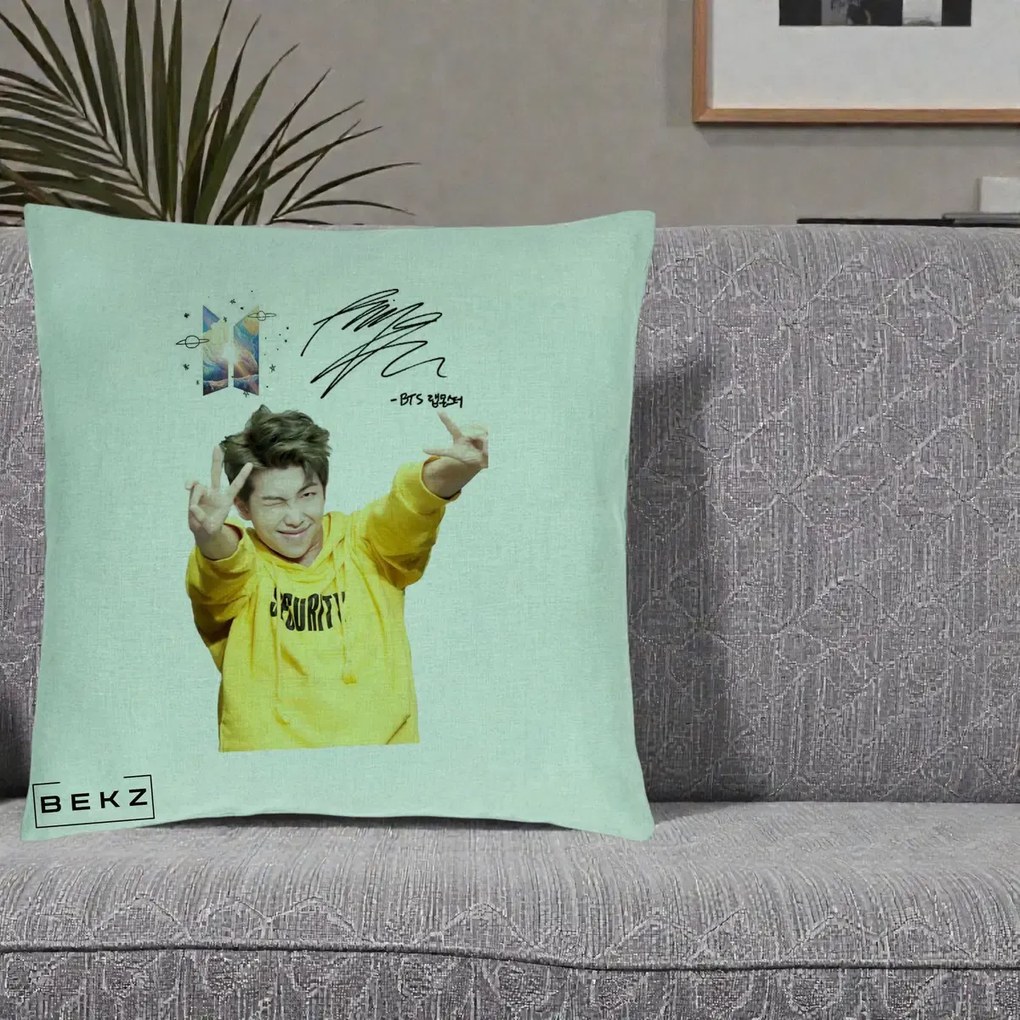 Perna Personalizata K-pop BTS RM Namjoon Hanorac Galben Autograf, 40x40 cm, Verde Menta, Husa Detasabila, Perna Inclusa, BEKZ®
