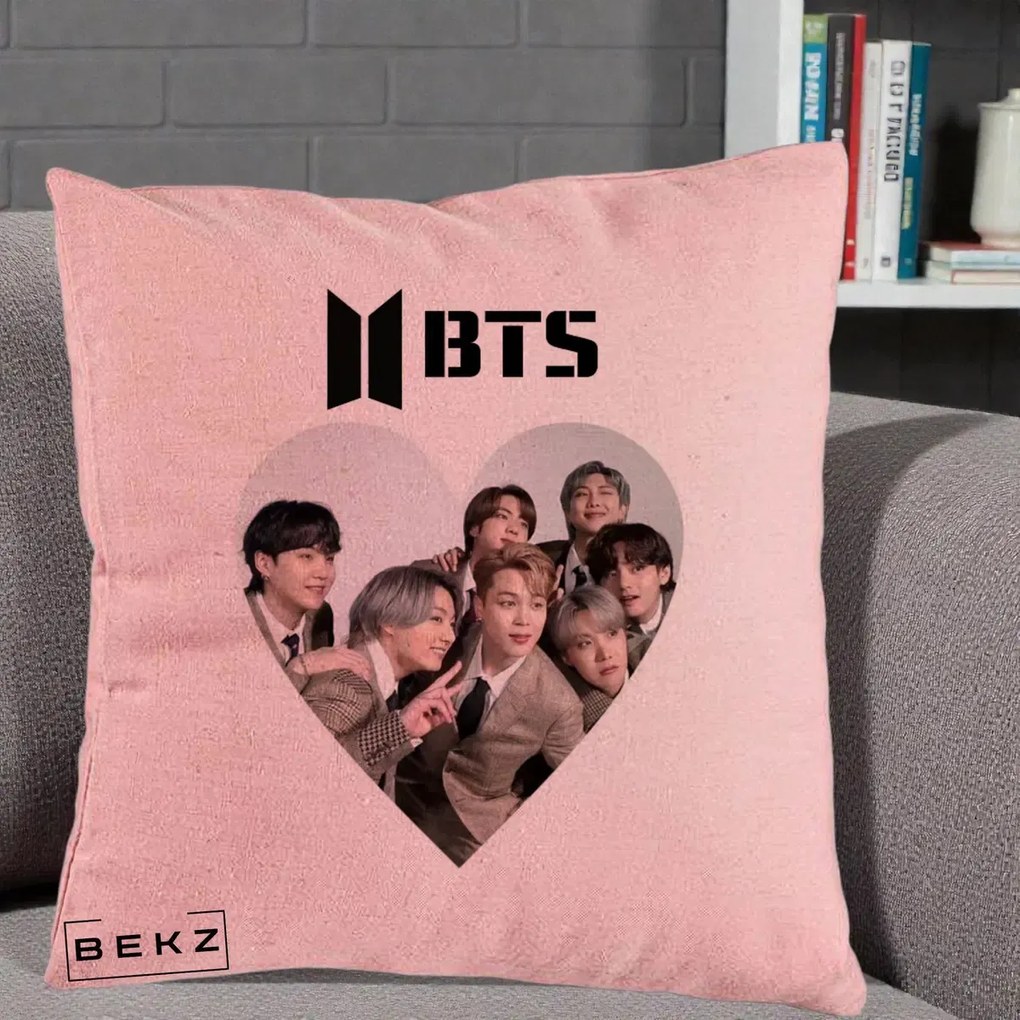 Perna Personalizata K-pop BTS Grup Fotografie in Inima, 40x40 cm, Roz, Husa Detasabila, Perna Inclusa, BEKZ®