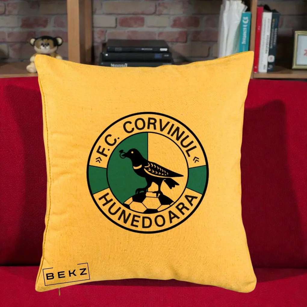 Perna Personalizata FC Corvinul Hunedoara Fotbal, 40x40 cm, Galben, Husa Detasabila, Perna Inclusa, BEKZ®