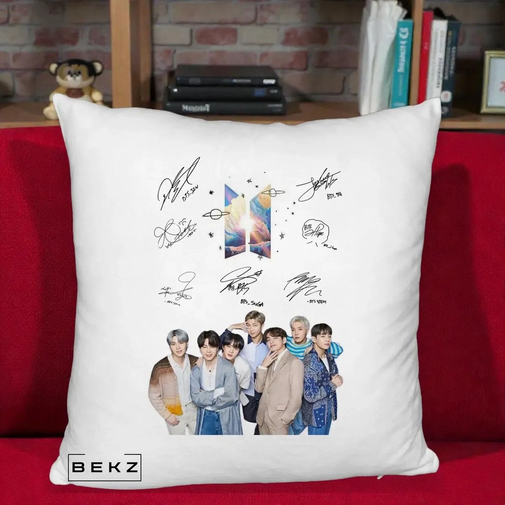 Perna Personalizata K-pop BTS Autografe Toti Membrii Fotografie, 40x40 cm, Alb Pufos, Husa Detasabila, Perna Inclusa, BEKZ®