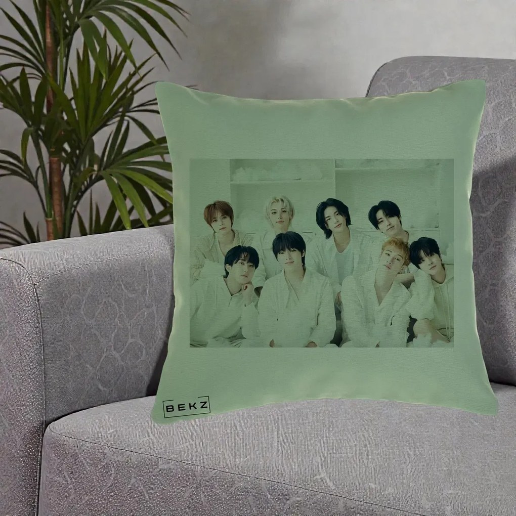 Perna Personalizata K-pop Stray Kids Foto Grup Alb All-White cu 8 Membrii, 40x40 cm, Verde, Husa Detasabila, Perna Inclusa, BEKZ®
