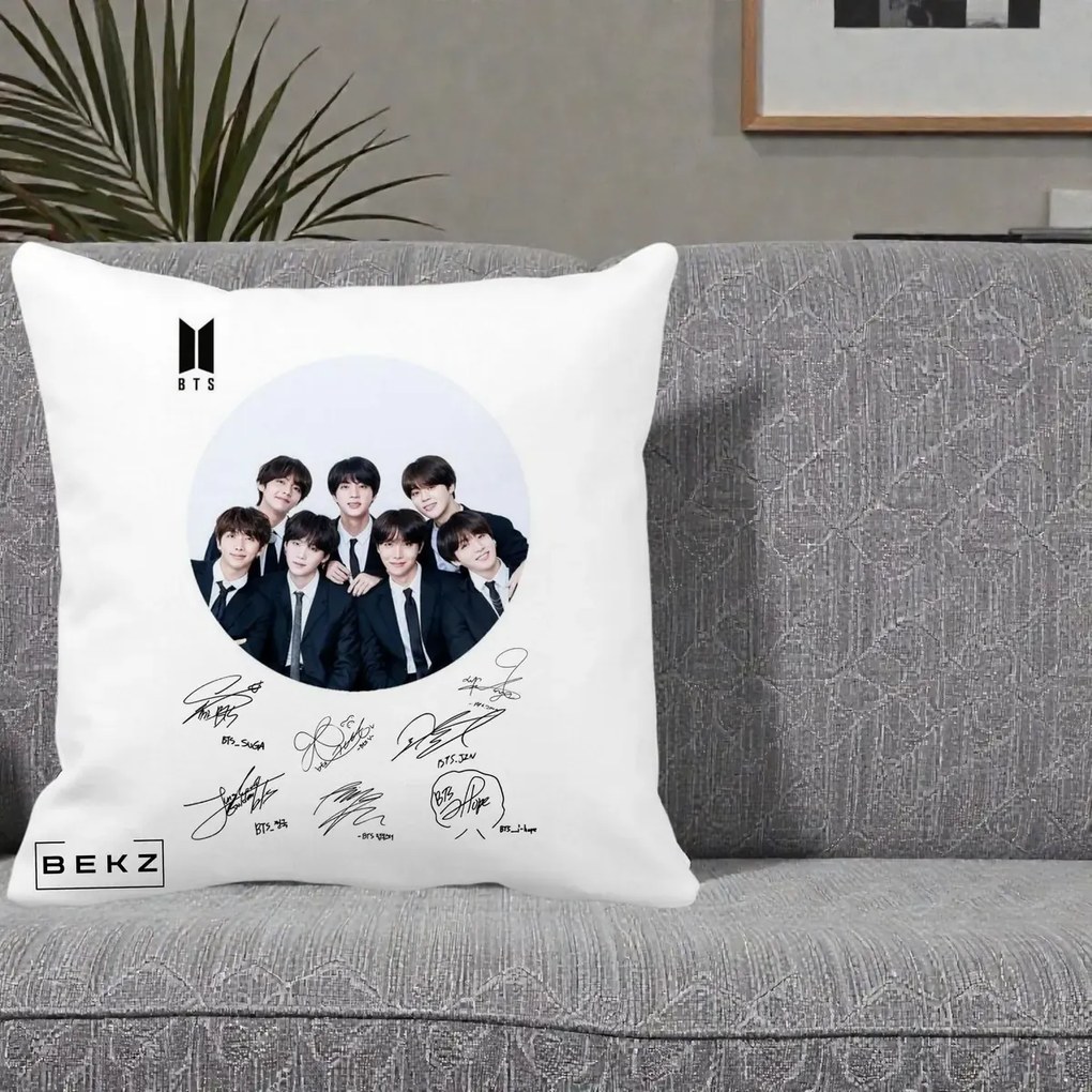 Perna Personalizata K-pop BTS Fotografie Grup Costum Negru si Autografe Cerc, 40x40 cm, Alba Mata, Husa Detasabila, Perna Inclusa, BEKZ®