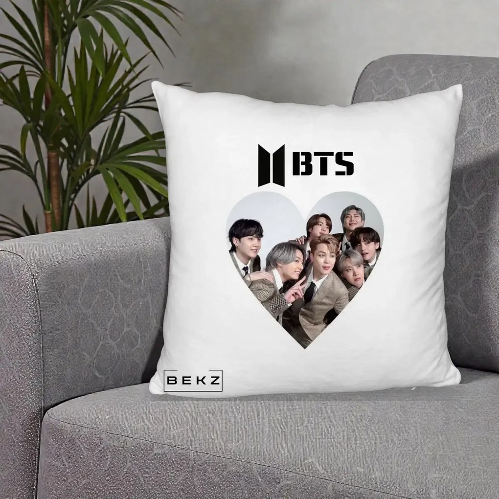 Perna Personalizata K-pop BTS Grup Fotografie in Inima, 40x40 cm, Alb Pufos, Husa Detasabila, Perna Inclusa, BEKZ®