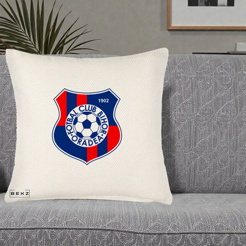 Perna Personalizata FC Bihor Oradea 1902 Fotbal, 40x40 cm, Crem Reliefat, Husa Detasabila, Perna Inclusa, BEKZ®