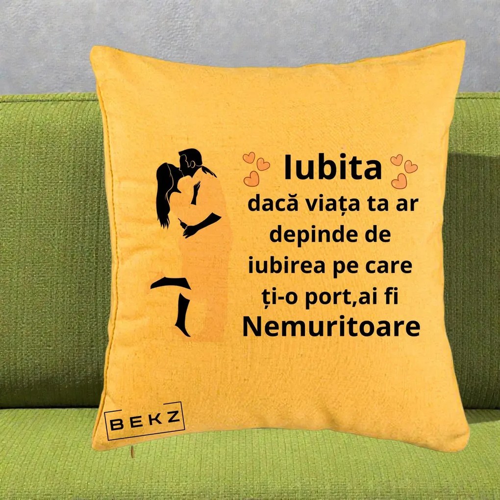 Cadou pentru Iubita - Perna Personalizata Iubita Nemuritoare cu Siluete de Cuplu, 40x40 cm, Galben, Husa Detasabila, Perna Inclusa, BEKZ®