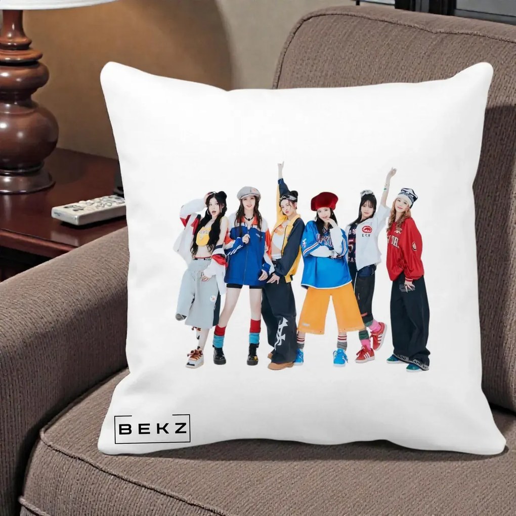 Perna Personalizata Grup K-pop Fete in Picioare Foto, 40x40 cm, Alba Mata, Husa Detasabila, Perna Inclusa, BEKZ®