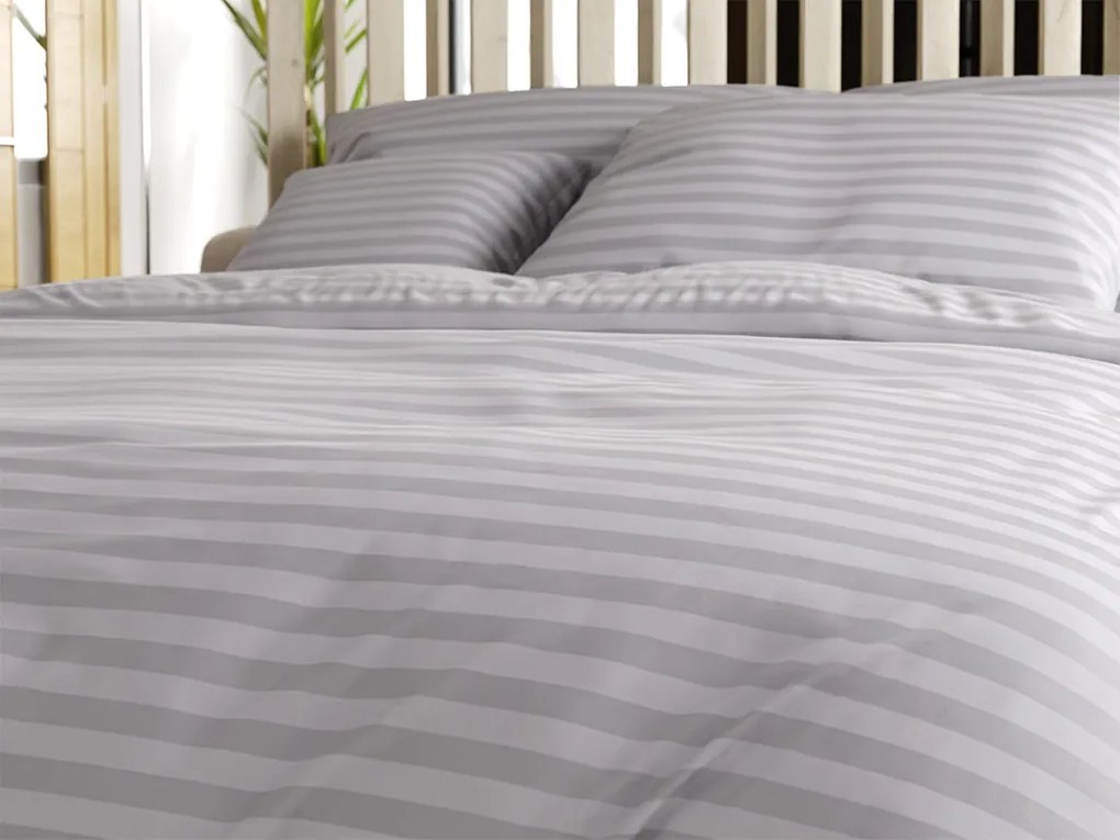 Lenjerie de pat hoteliera din microfibra JASMINE gri deschis - dungi 2 cm Dimensiunile lenjeriei: 70 x 90 cm | 140 x 200 cm