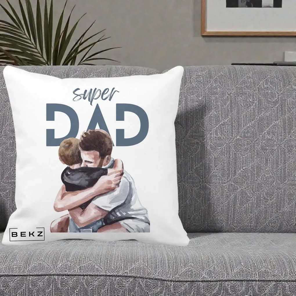 Cadou pentru Tata - Perna Personalizata Super Dad Tata si Fiu Imbratisare, 40x40 cm, Alba Mata, Husa Detasabila, Perna Inclusa, BEKZ®