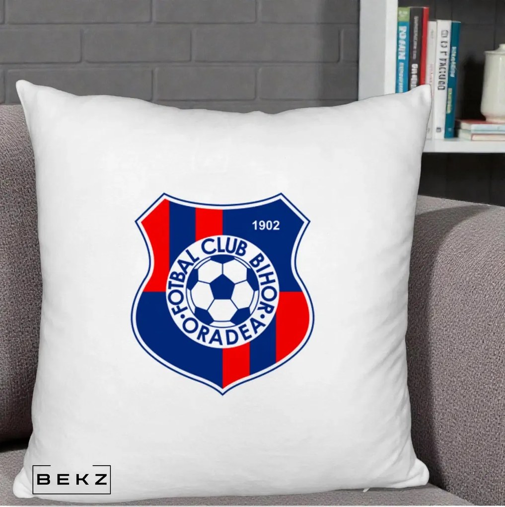 Perna Personalizata FC Bihor Oradea 1902 Fotbal, 40x40 cm, Alb Pufos, Husa Detasabila, Perna Inclusa, BEKZ®
