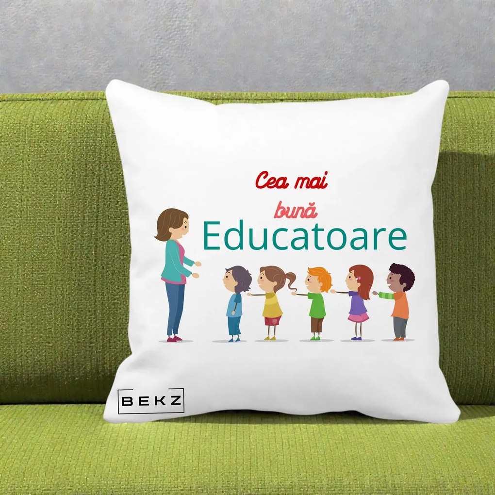Cadou pentru Educatoare - Perna Personalizata Cea mai Buna Educatoare cu Ilustratie Copii si Educatoare, 40x40 cm, Alba Mata, Husa Detasabila, Perna Inclusa, BEKZ®