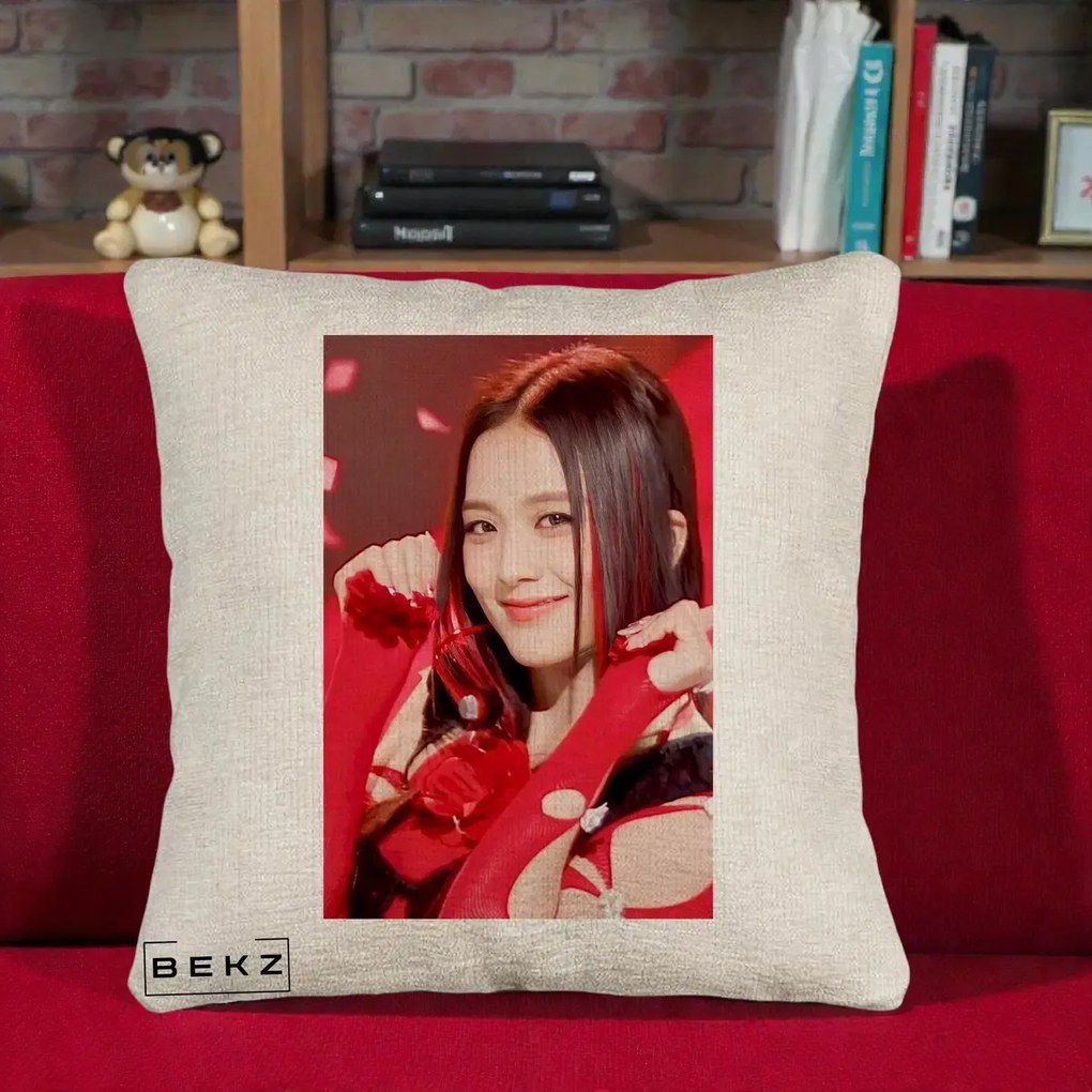 Perna Personalizata K-pop BLACKPINK Jisoo Rosu, 40x40 cm, Bej Canapea, Husa Detasabila, Perna Inclusa, BEKZ®