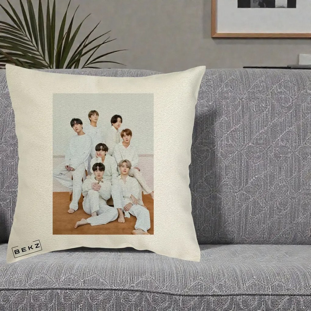 Perna Personalizata K-pop BTS Foto Grup All-White Elegant, 40x40 cm, Ecru, Husa Detasabila, Perna Inclusa, BEKZ®