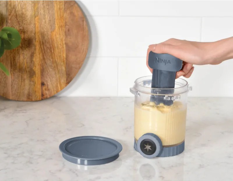Mașină de înghețată 13-în-1 Ninja CREAMi Scoop & Swirl™ NC702EU, 800 W, 13 programe, manetă cu 3 poziții pentru cornetele de înghețată, CreamiFit, Creamify, 2 cupe de 473 ml, Personalizare, Albastru/Gri