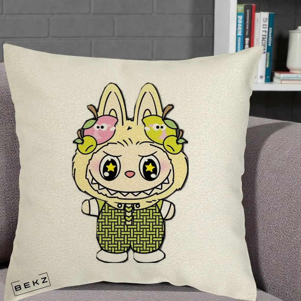 Perna Personalizata Labubu Galben cu Mere si Salopeta, 40x40 cm, Ecru, Husa Detasabila, Perna Inclusa, BEKZ®