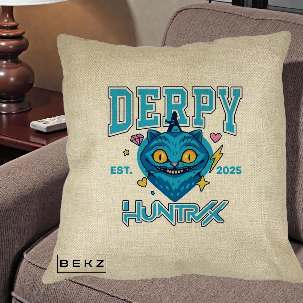 Perna Personalizata K-pop HUNTRX Derpy Pisica Albastra, 40x40 cm, Crem, Husa Detasabila, Perna Inclusa, BEKZ®