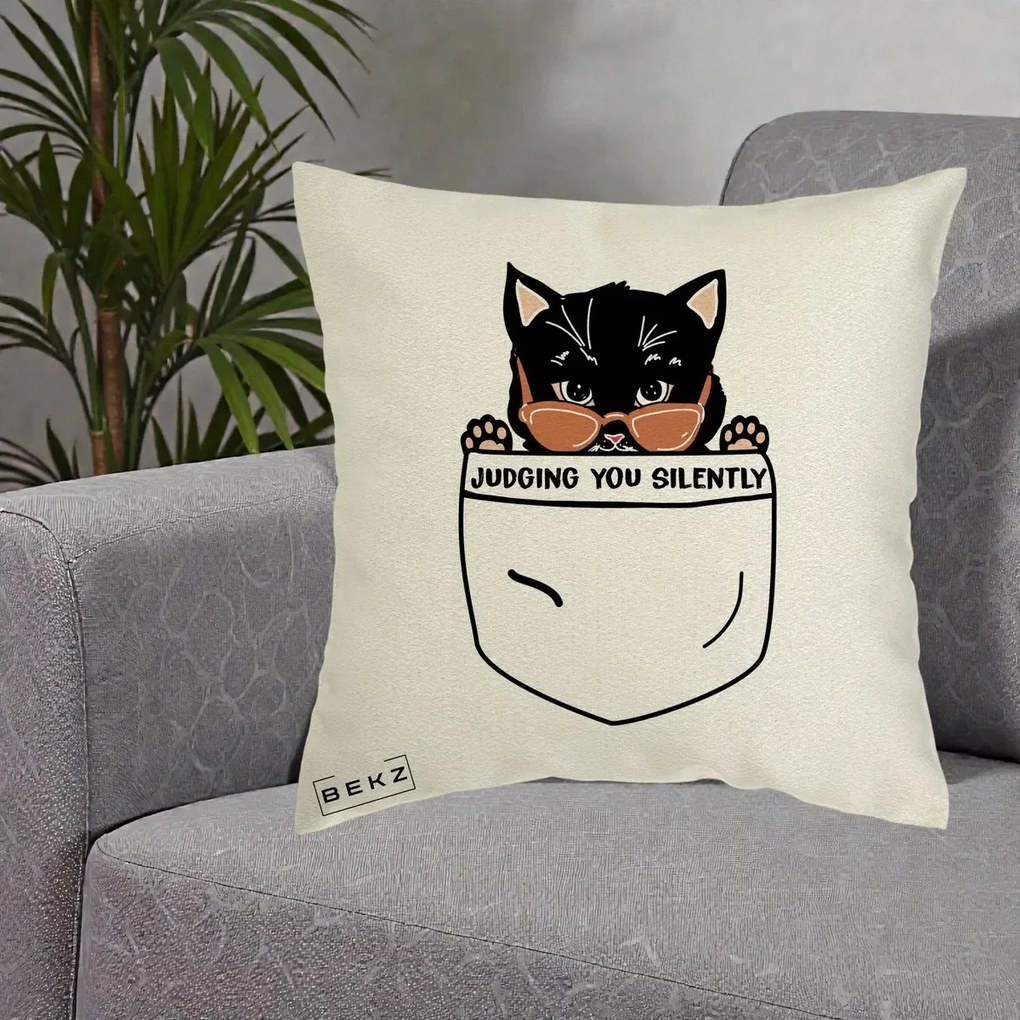 Perna Decorativa Judging You Silently Pisica Buzunar, 40x40 cm, Ecru, Husa Detasabila, Perna Inclusa, BEKZ®