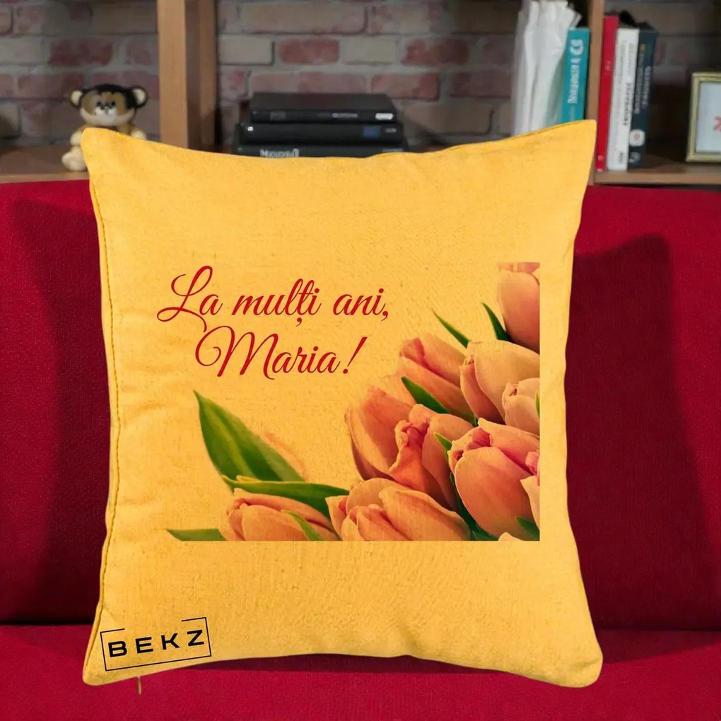 Cadou de Onomastica - Perna Personalizata La Multi Ani Maria Lalele, 40x40 cm, Galben, Husa Detasabila, Perna Inclusa, BEKZ®