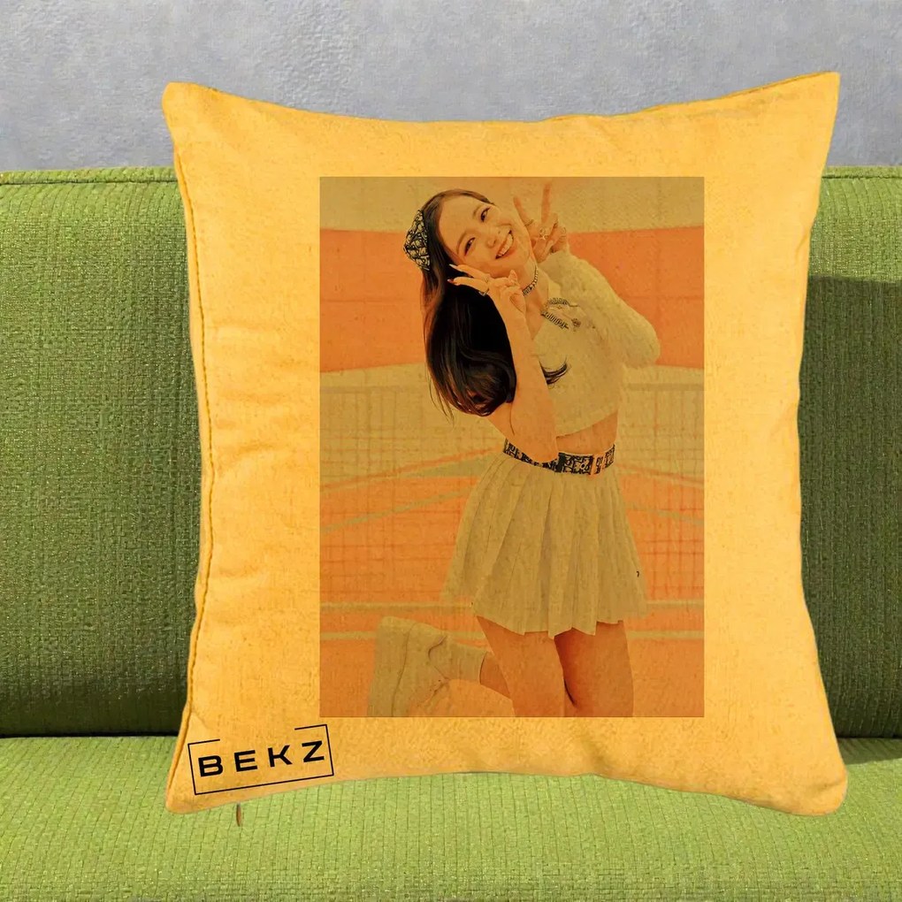 Perna Personalizata K-pop BLACKPINK Nayeon/Jisoo Tenis Alb, 40x40 cm, Galben, Husa Detasabila, Perna Inclusa, BEKZ®