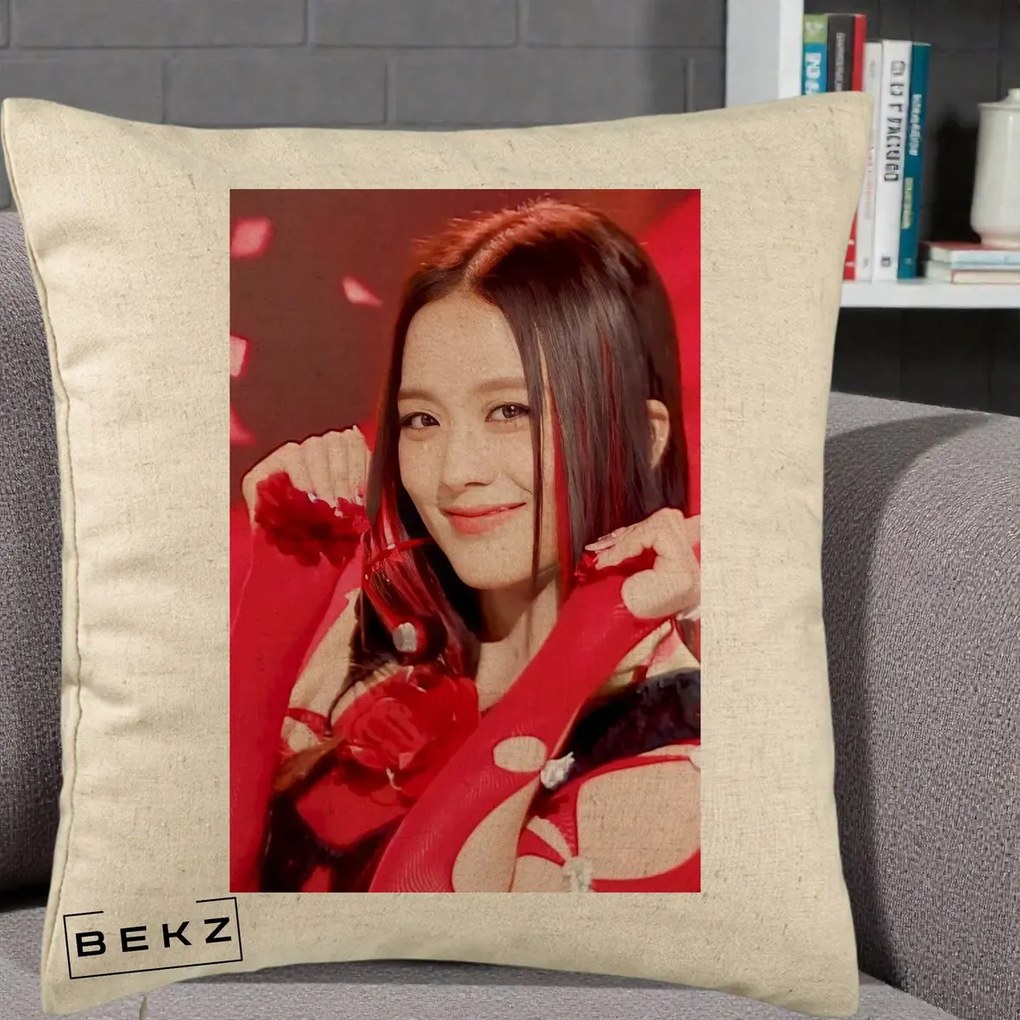Perna Personalizata K-pop BLACKPINK Jisoo Rosu, 40x40 cm, Bej, Husa Detasabila, Perna Inclusa, BEKZ®