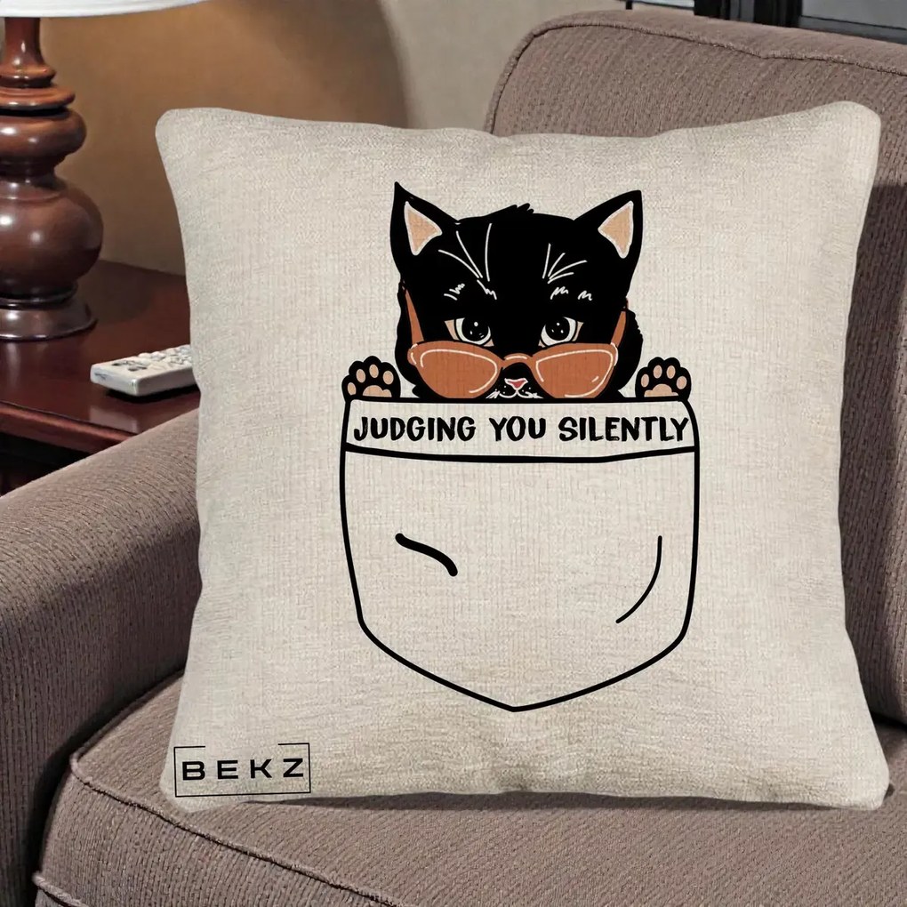Perna Decorativa Judging You Silently Pisica Buzunar, 40x40 cm, Bej Canapea, Husa Detasabila, Perna Inclusa, BEKZ®