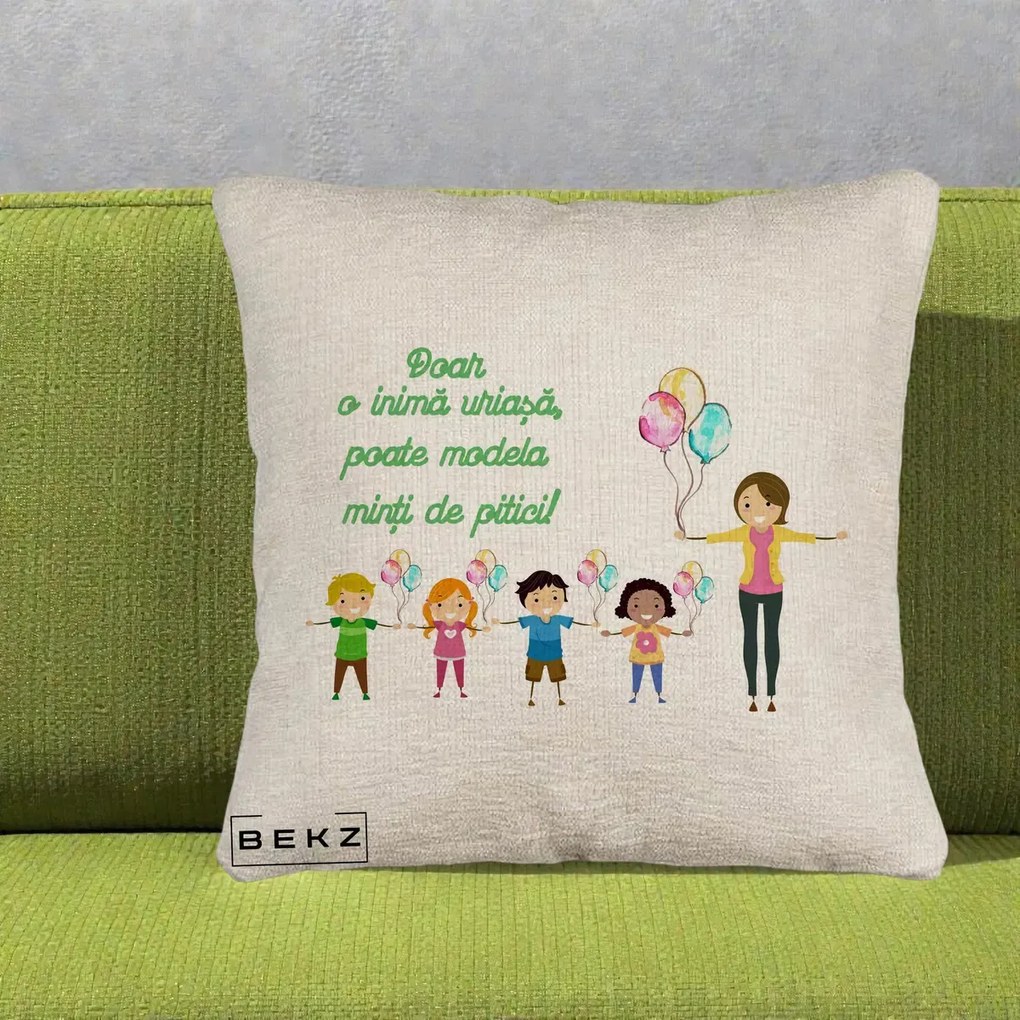 Cadou pentru Educatoare - Perna Personalizata Doar o Inima Uriasa poate Modela Minti de Pitici cu Educatoare si Baloane, 40x40 cm, Bej Canapea, Husa Detasabila, Perna Inclusa, BEKZ®