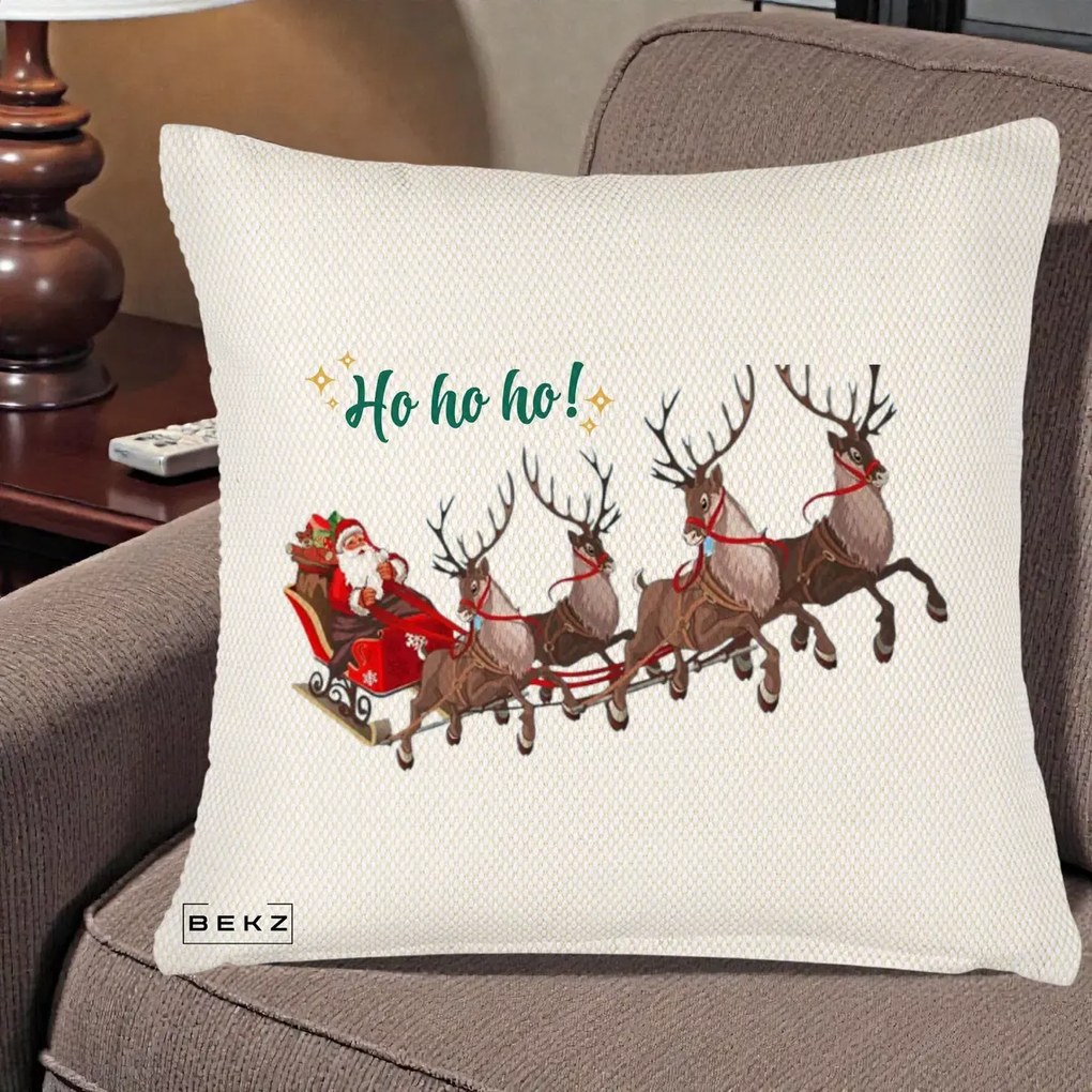 Perna Decorativa Ho Ho Ho Mos Craciun cu Sanie si Reni, 40x40 cm, Crem Reliefat, Husa Detasabila, Perna Inclusa, BEKZ®