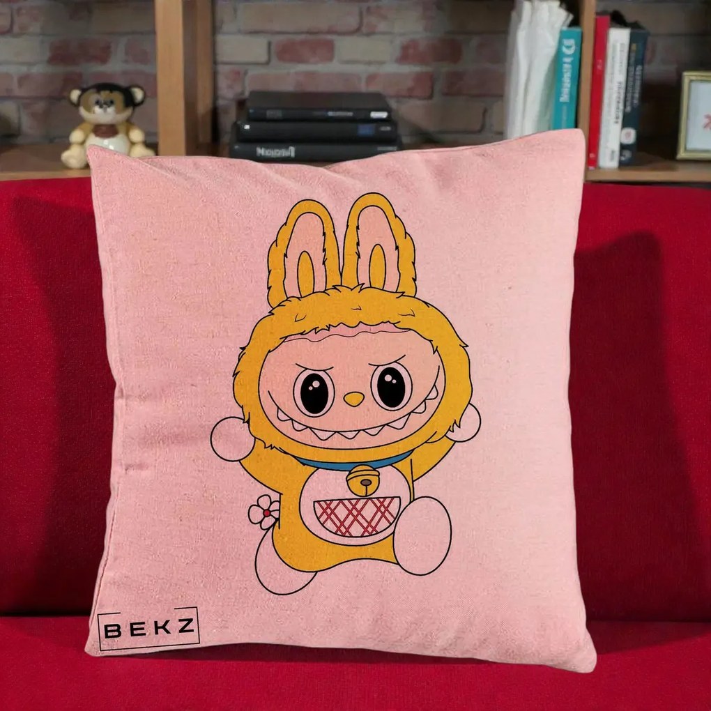 Perna Personalizata Labubu Galben Doraemon, 40x40 cm, Roz, Husa Detasabila, Perna Inclusa, BEKZ®