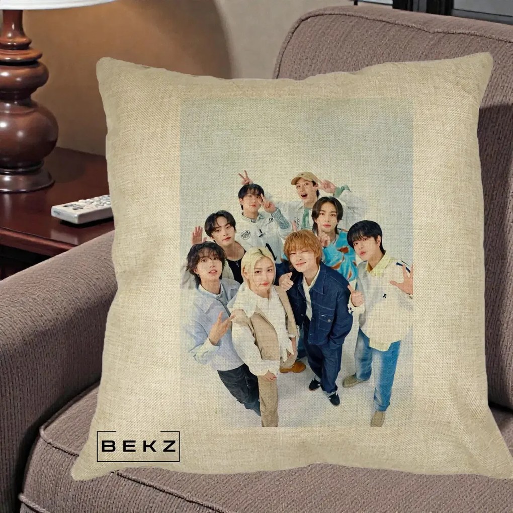 Perna Personalizata K-pop Stray Kids Foto Grup Alb cu 8 Membrii de Sus, 40x40 cm, Crem, Husa Detasabila, Perna Inclusa, BEKZ®