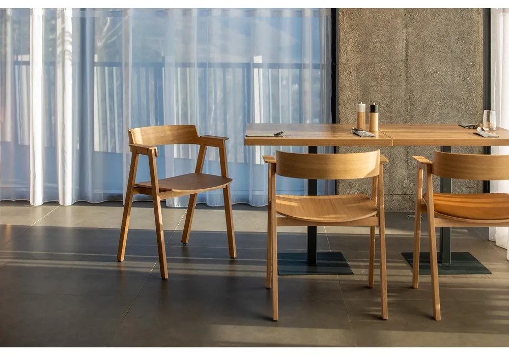 Scaun de dining în culoare naturală cu cotiere din lemn de stejar Flip – Gazzda