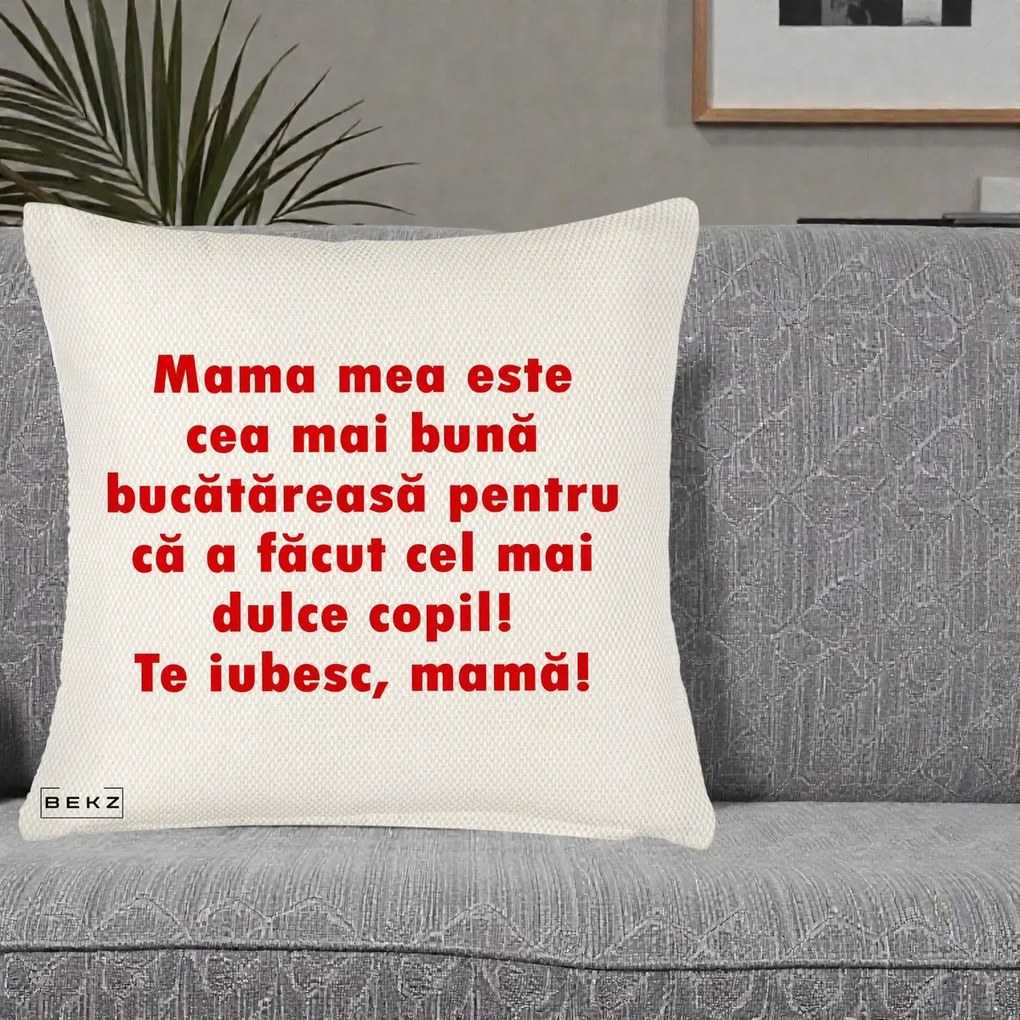 Cadou pentru Mama - Perna Personalizata Mama cea Mai Buna Bucatareasa, 40x40 cm, Crem Reliefat, Husa Detasabila, Perna Inclusa, BEKZ®