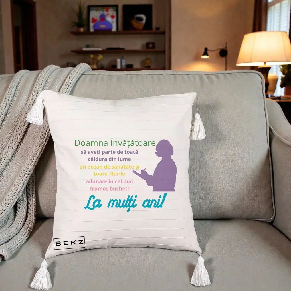Cadou pentru Invatatoare - Perna Personalizata Doamna Invatatore La Multi Ani cu Silueta si Text Colorat, 40x40 cm, Bej cu Franjuri, Husa Detasabila, Perna Inclusa, BEKZ®