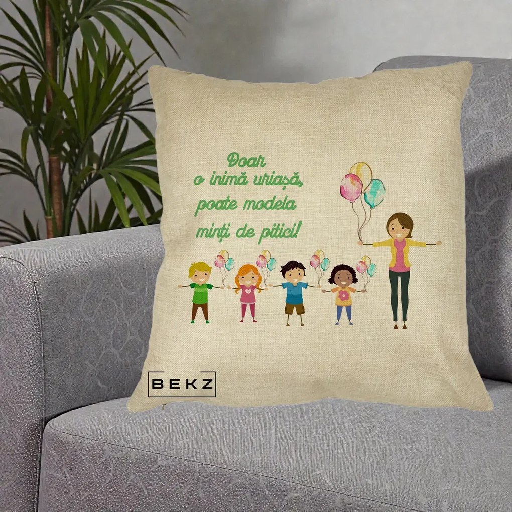 Cadou pentru Educatoare - Perna Personalizata Doar o Inima Uriasa poate Modela Minti de Pitici cu Educatoare si Baloane, 40x40 cm, Crem, Husa Detasabila, Perna Inclusa, BEKZ®