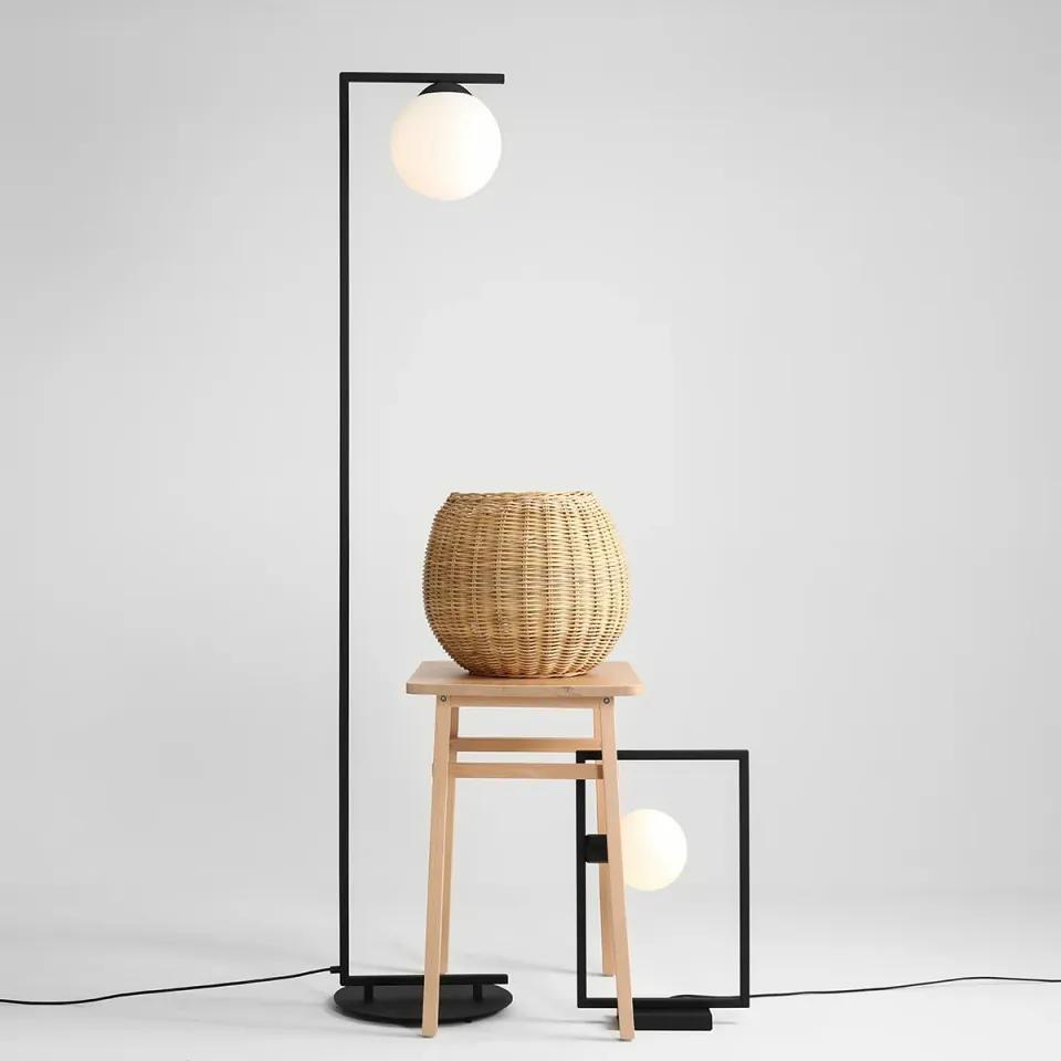 Lampadar modern negru minimalist cu un glob de sticla Zac