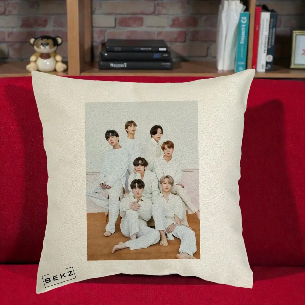 Perna Personalizata K-pop BTS Foto Grup All-White Elegant, 40x40 cm, Ecru, Husa Detasabila, Perna Inclusa, BEKZ®