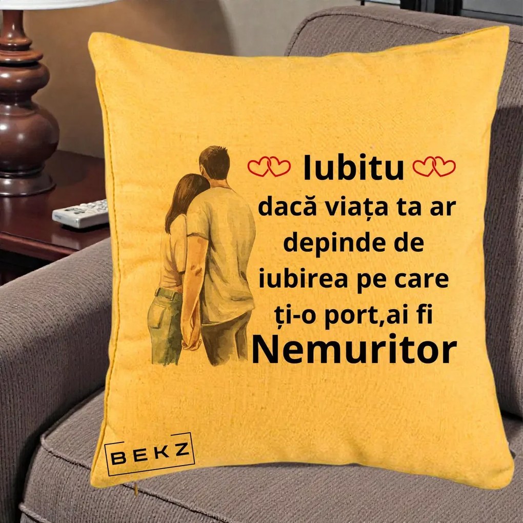 Cadou pentru Iubita - Perna Personalizata Iubitu Nemuritor cu Cuplu Acuarela si Inimi Rosii, 40x40 cm, Galben, Husa Detasabila, Perna Inclusa, BEKZ®