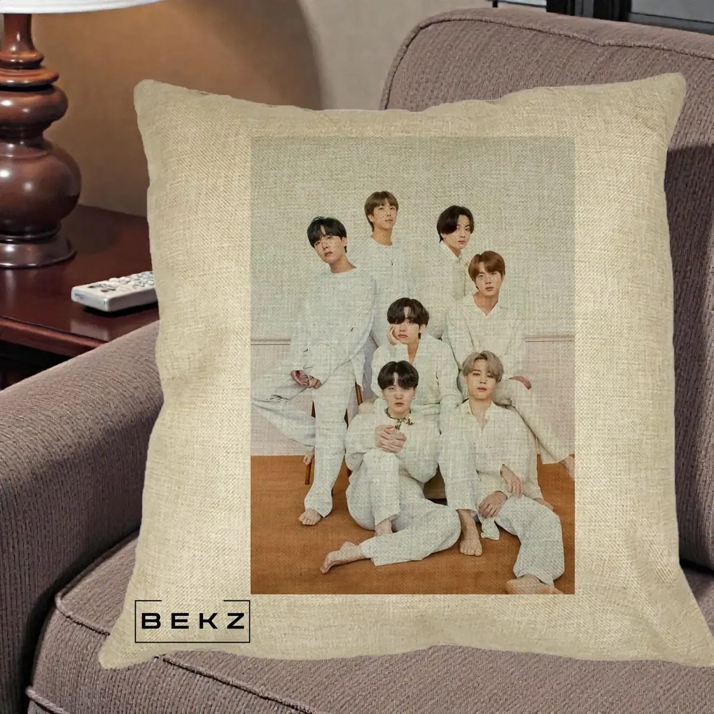 Perna Personalizata K-pop BTS Foto Grup All-White Elegant, 40x40 cm, Crem, Husa Detasabila, Perna Inclusa, BEKZ®