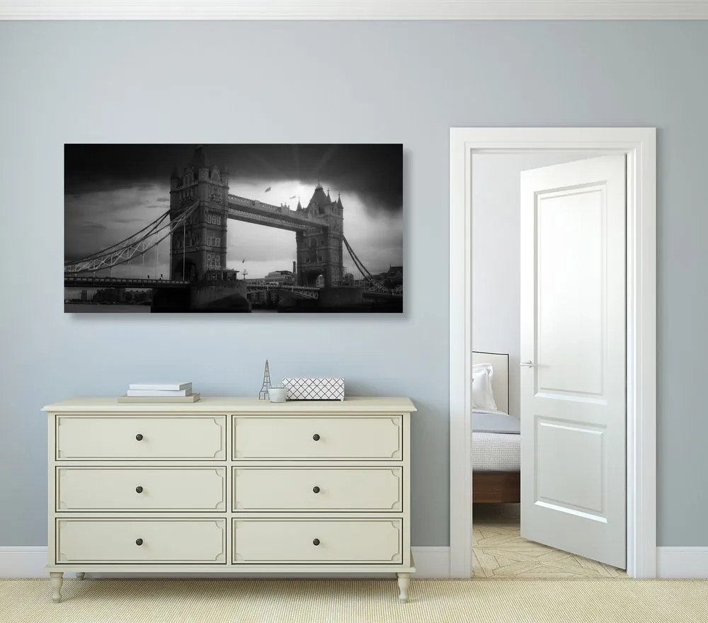 Tablou apus de soare deasupra Tower Brige în design alb-negru