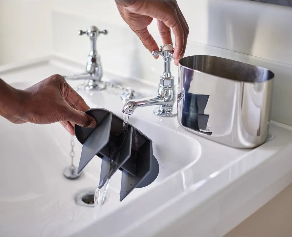 Suport pentru periuța de dinți argintiu lucios din oțel inoxidabil EasyStore Luxe – Joseph Joseph