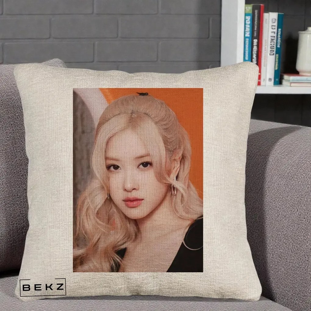 Perna Personalizata K-pop BLACKPINK cu Funda Rosie, 40x40 cm, Bej Canapea, Husa Detasabila, Perna Inclusa, BEKZ®