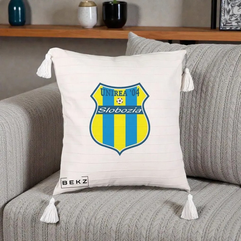 Perna Personalizata Unirea '04 Slobozia Fotbal, 40x40 cm, Bej cu Franjuri, Husa Detasabila, Perna Inclusa, BEKZ®